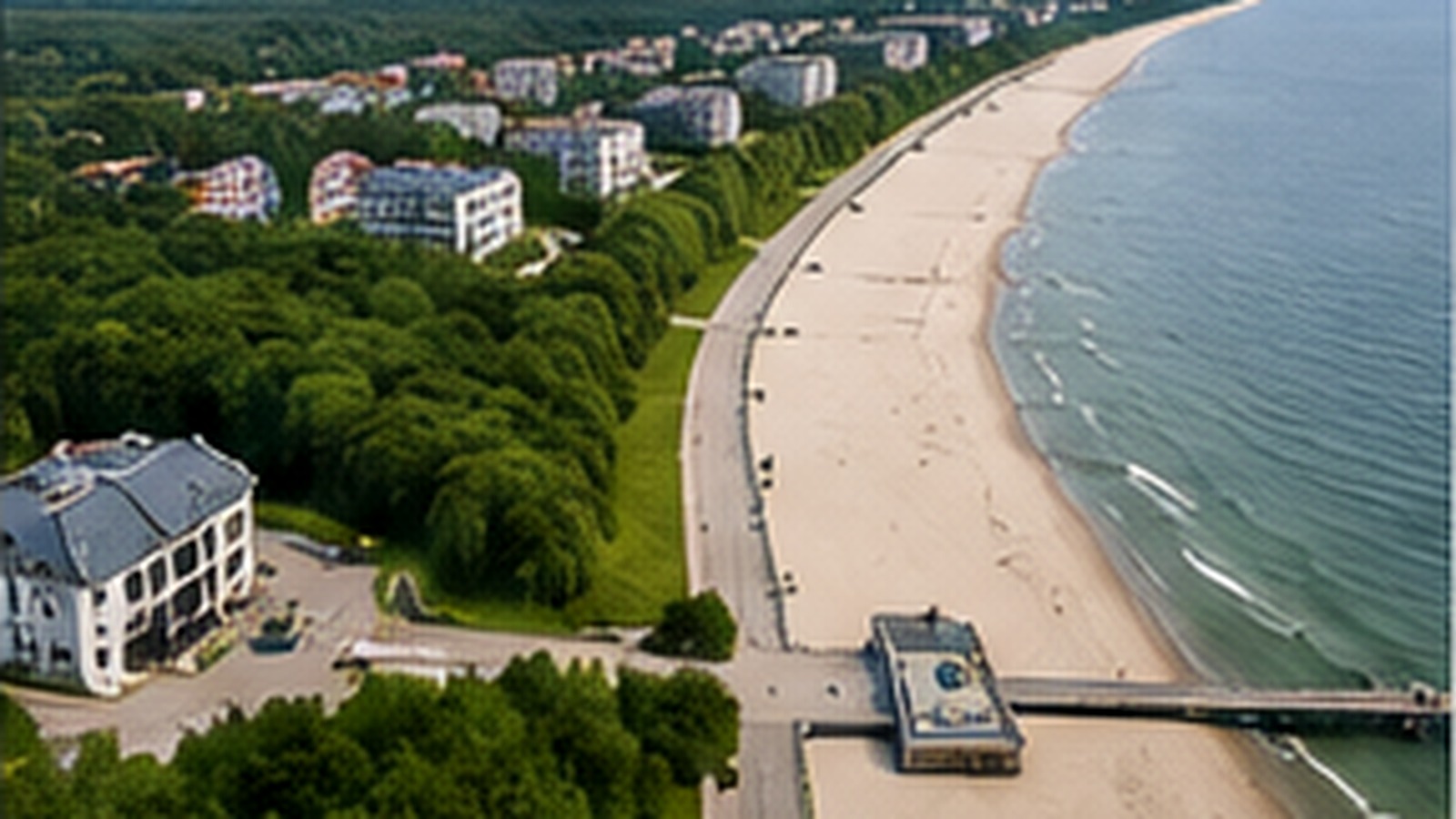 Widok plaży i zabudowy nadmorskiej jako ilustracja inwestycji w nieruchomości nad morzem